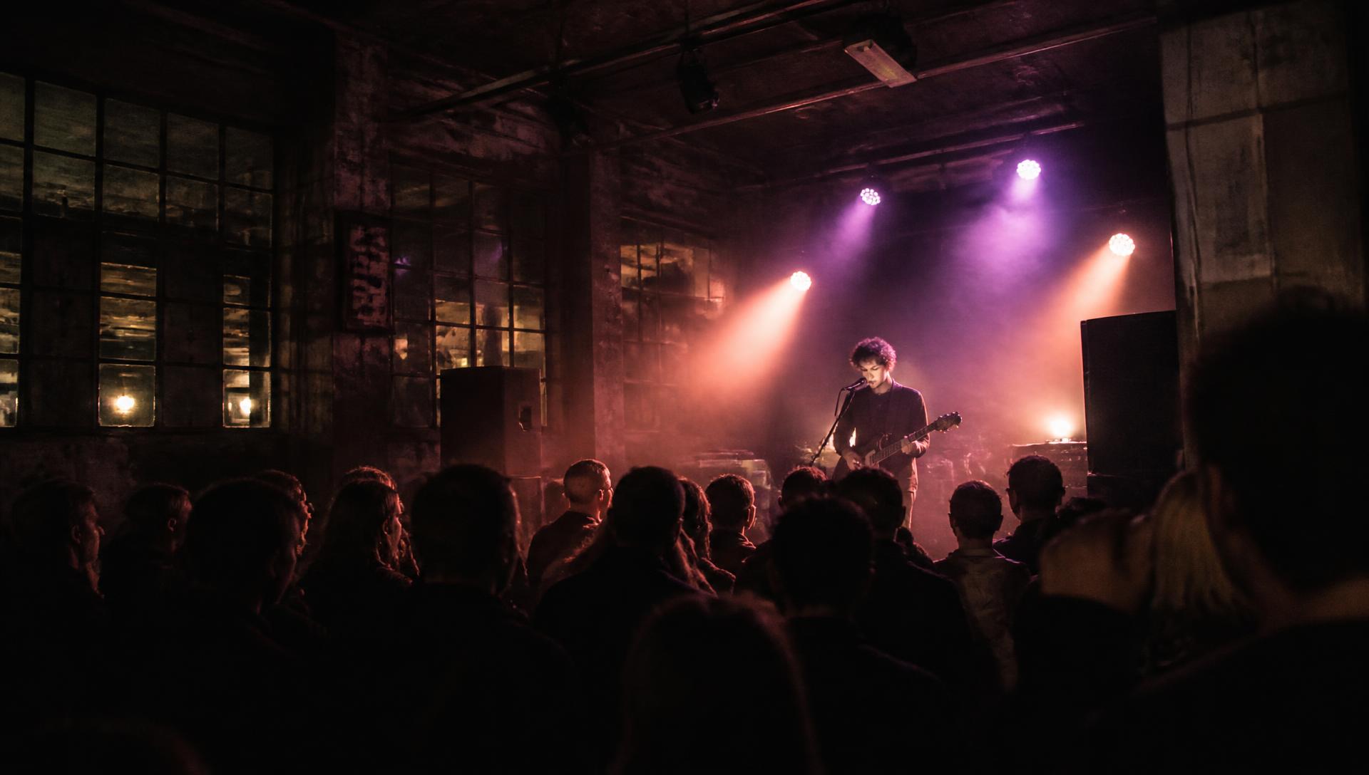 Muzikant op het podium tijdens een open podium van PodiumPuls in Breda